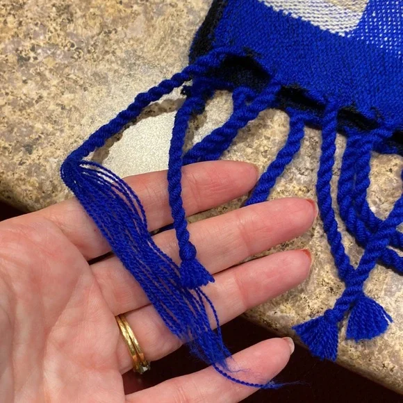 Wool Women’s Wrap or Cape Colorful Aztec Type Design Made in Ecuador One Size - Picture 14 of 16